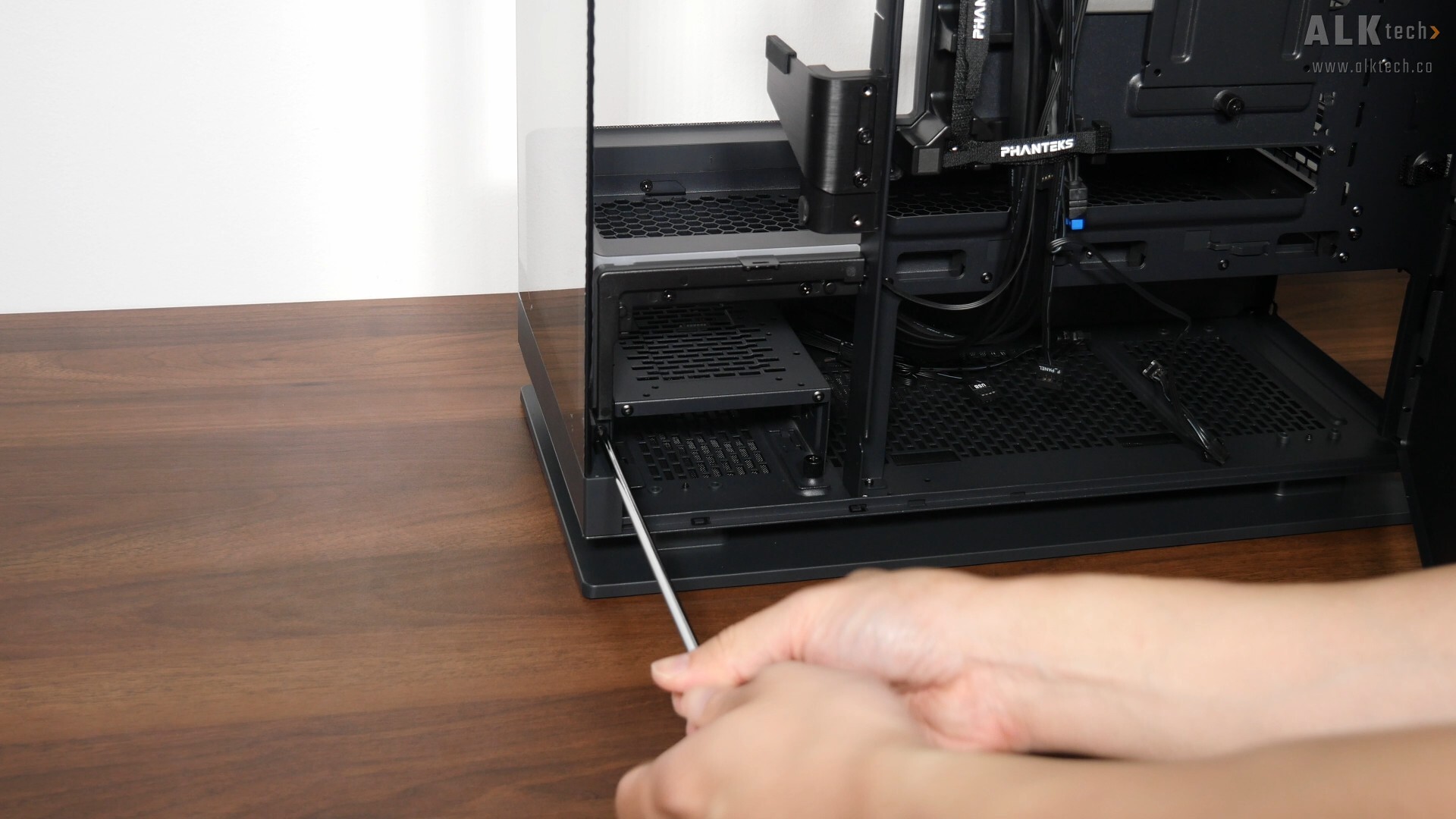 Phanteks Evolv X2 Matrix Panel Removal (Front 3)