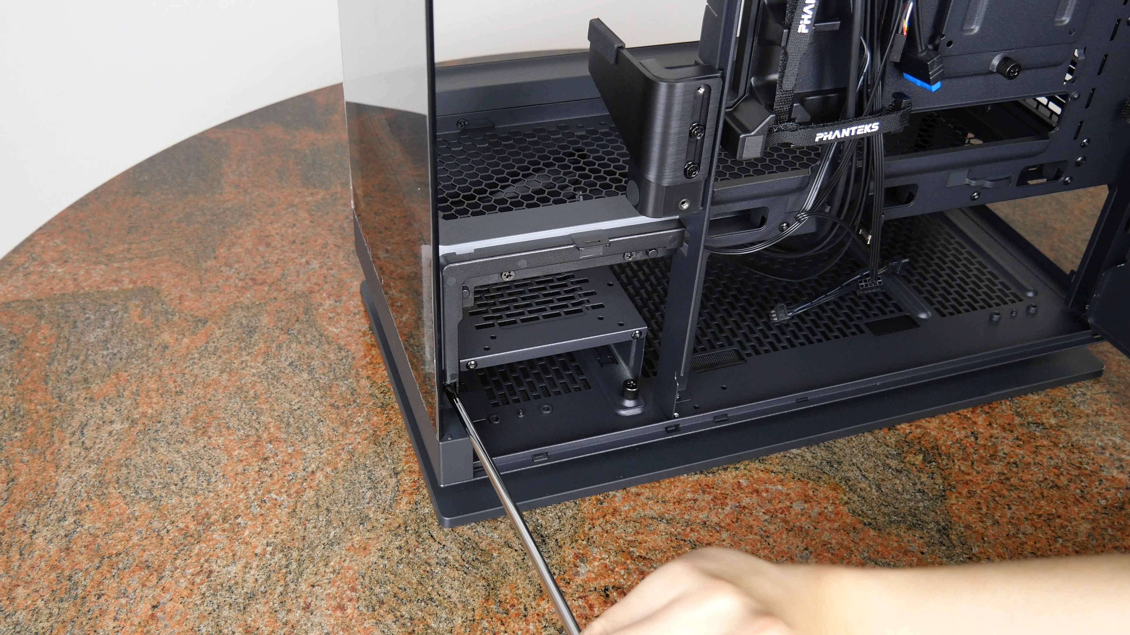 Phanteks Evolv X2 Front Panel Screw (2)