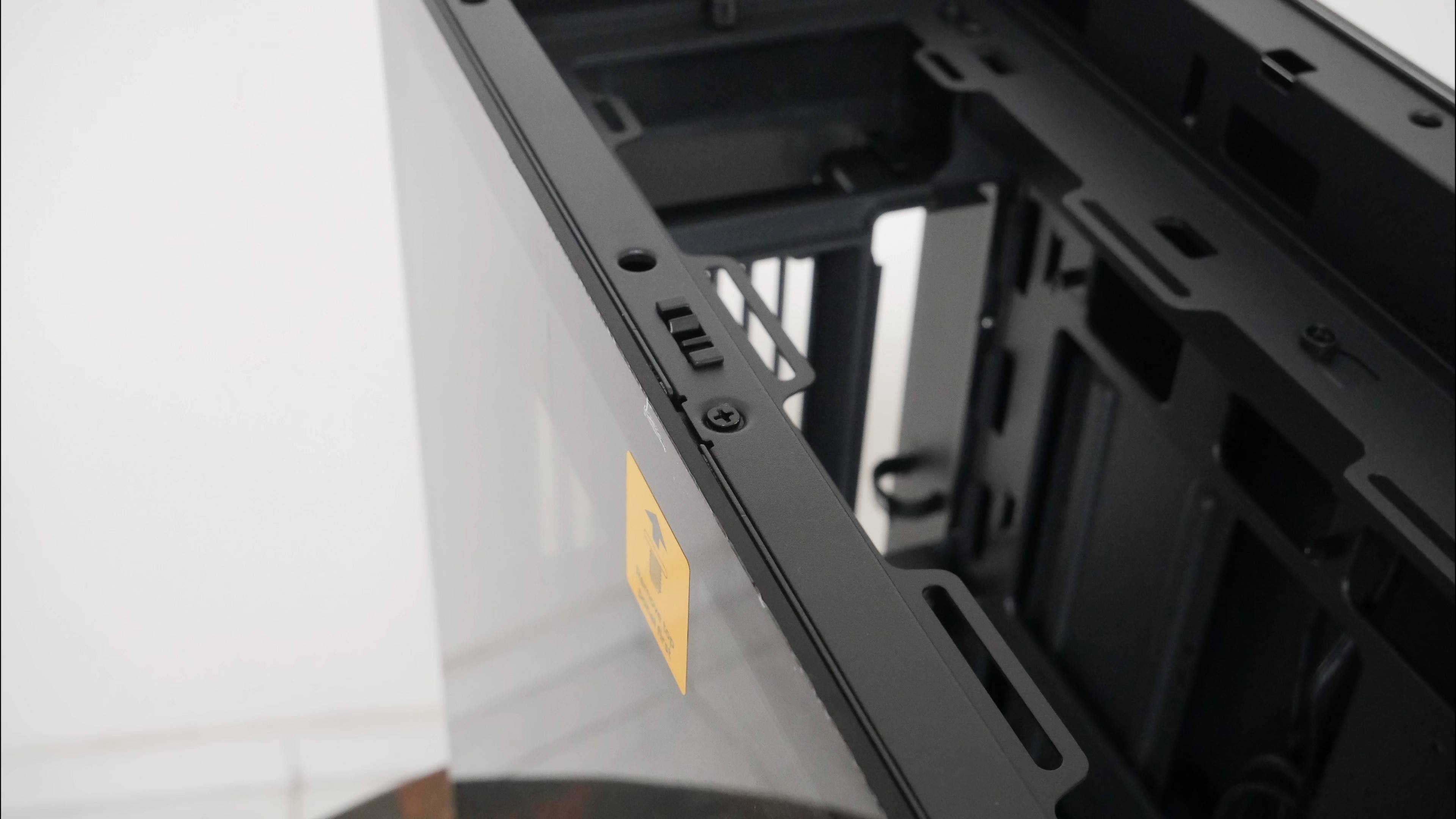 Phanteks Evolv X2 Side Panel Scew (1)
