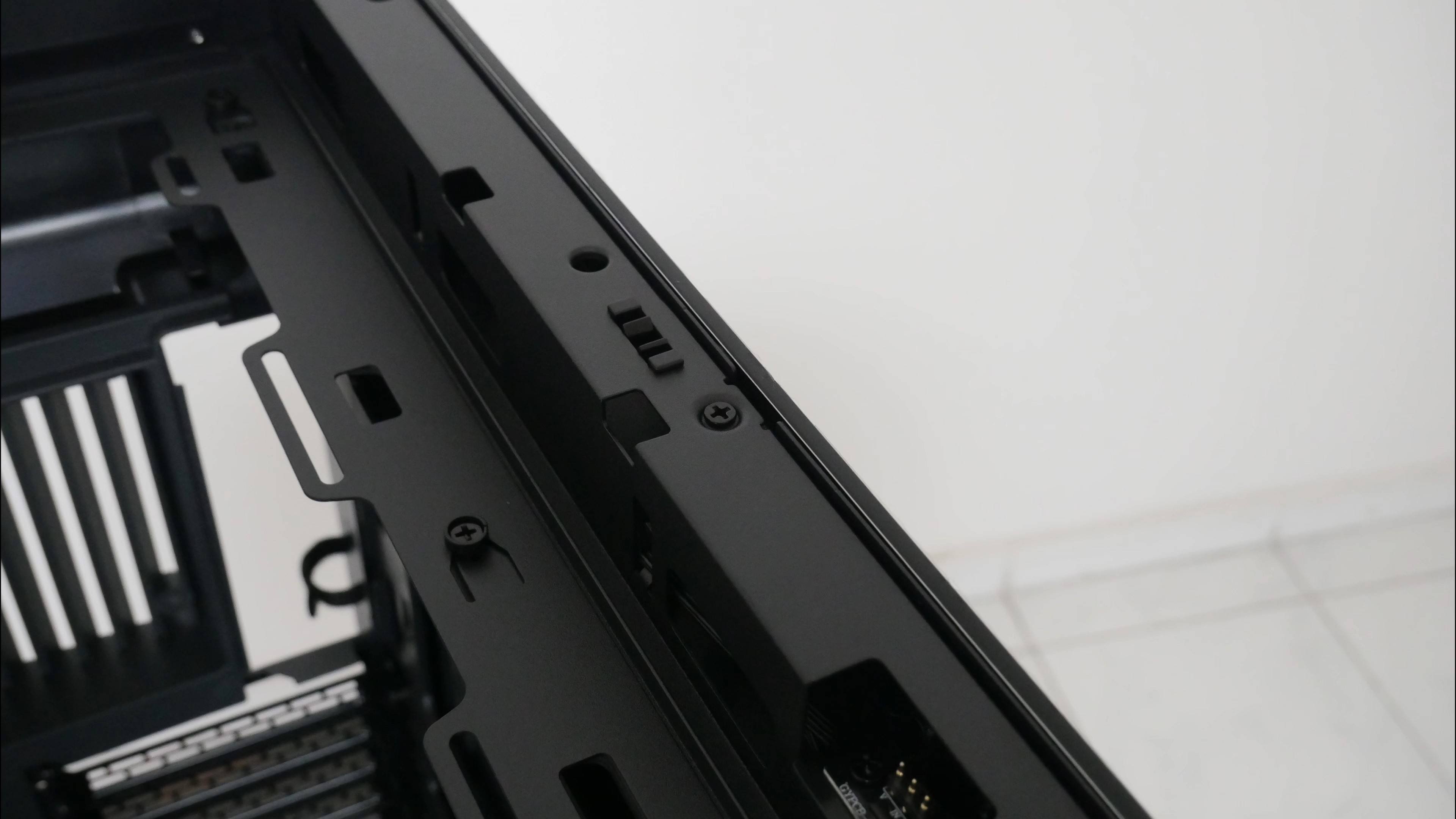 Phanteks Evolv X2 Side Panel Scew (2)