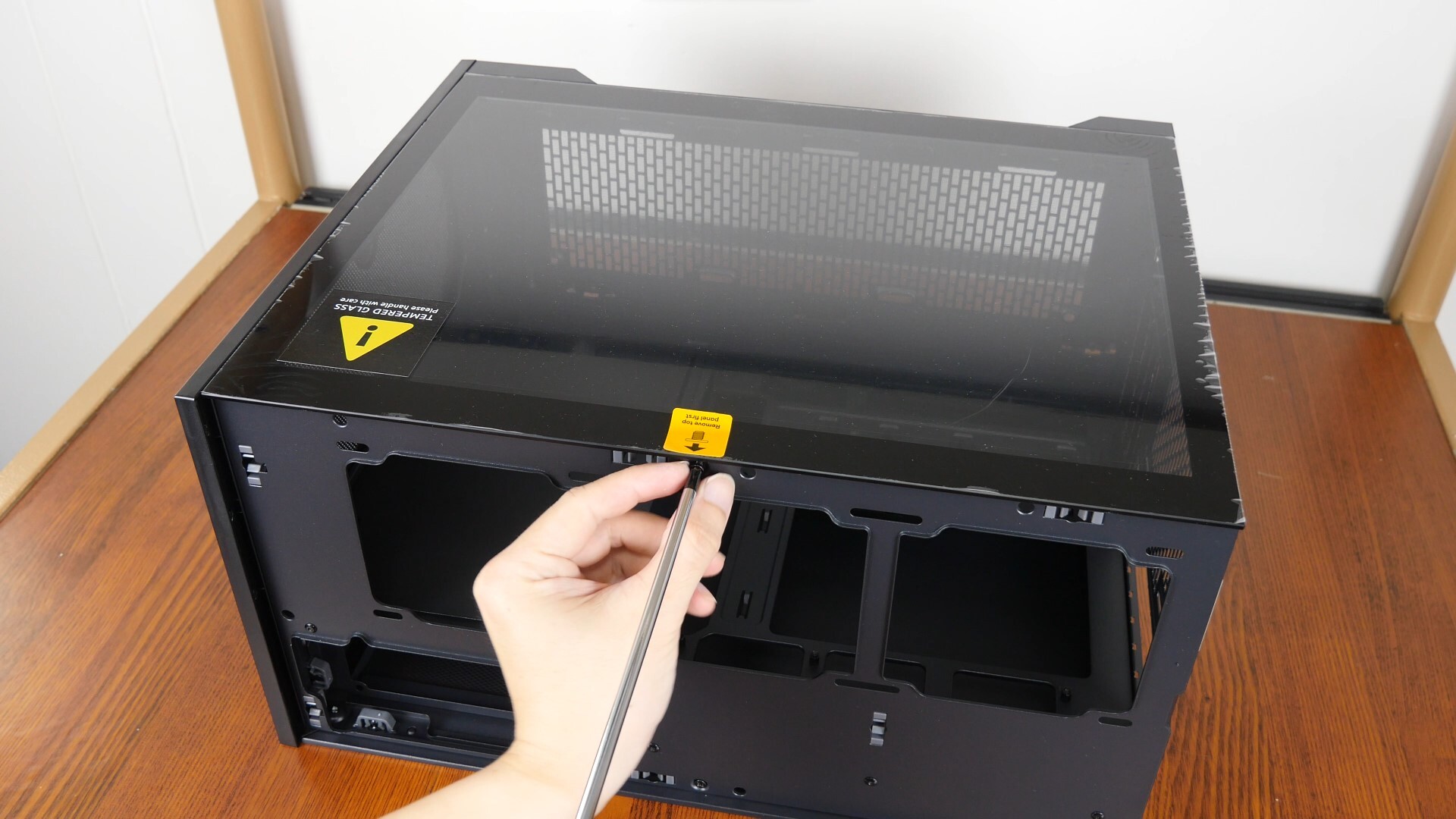 Phanteks XT M3 Side Panel Removal (1)