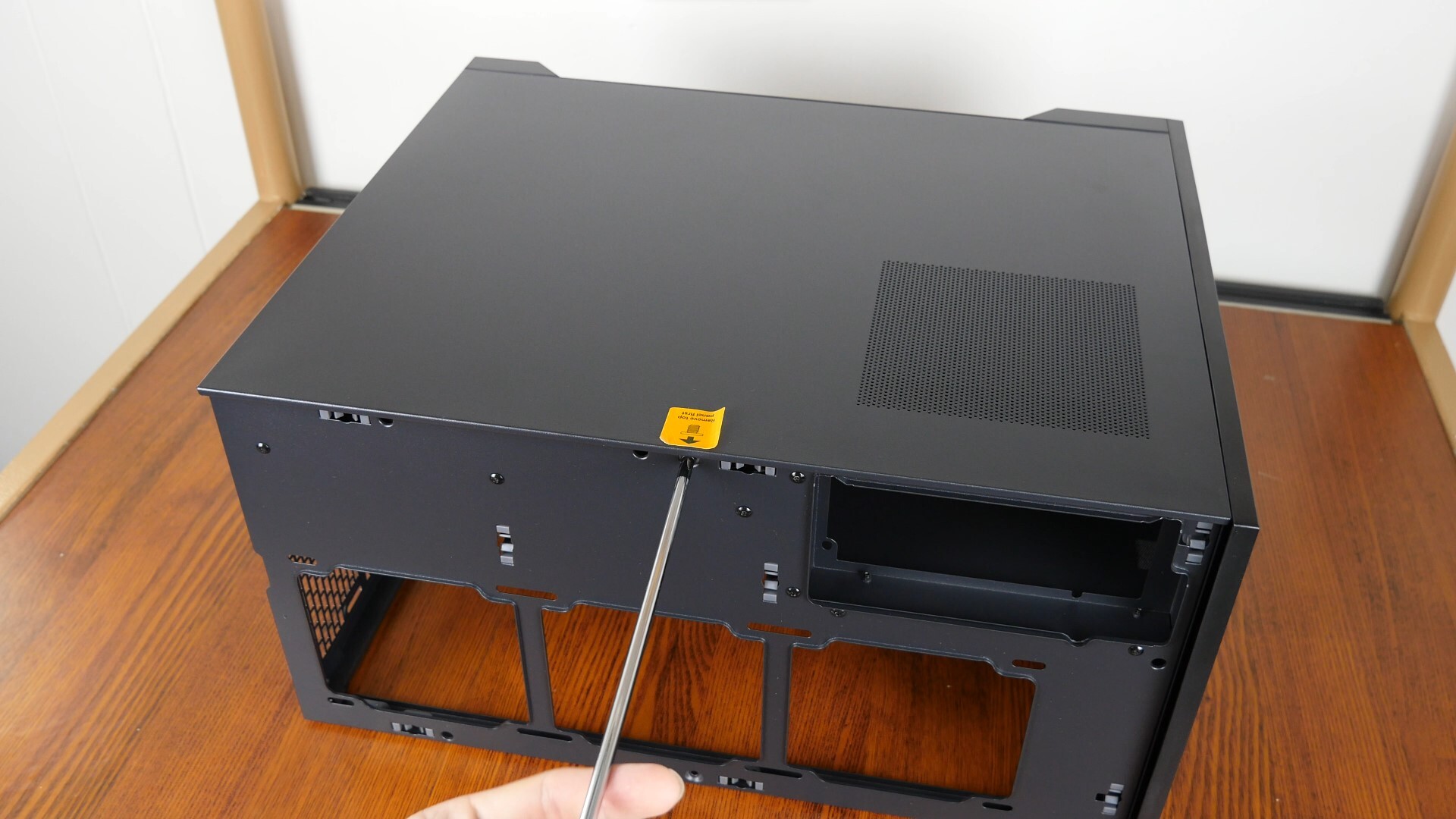 Phanteks XT M3 Side Panel Removal (2)