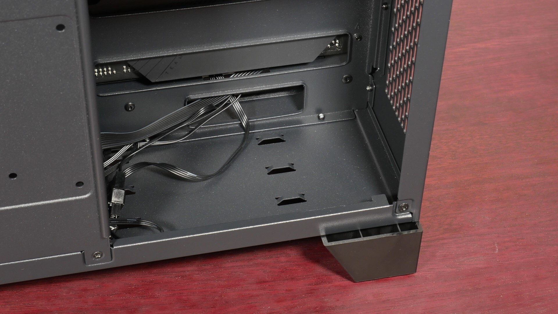 Thermaltake View 390 Air Cable Management (1)