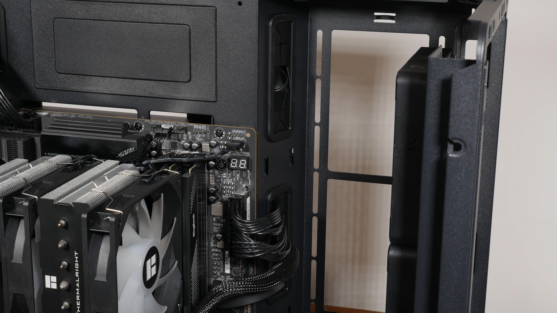 Thermaltake View 390 Air Cable Management (2)