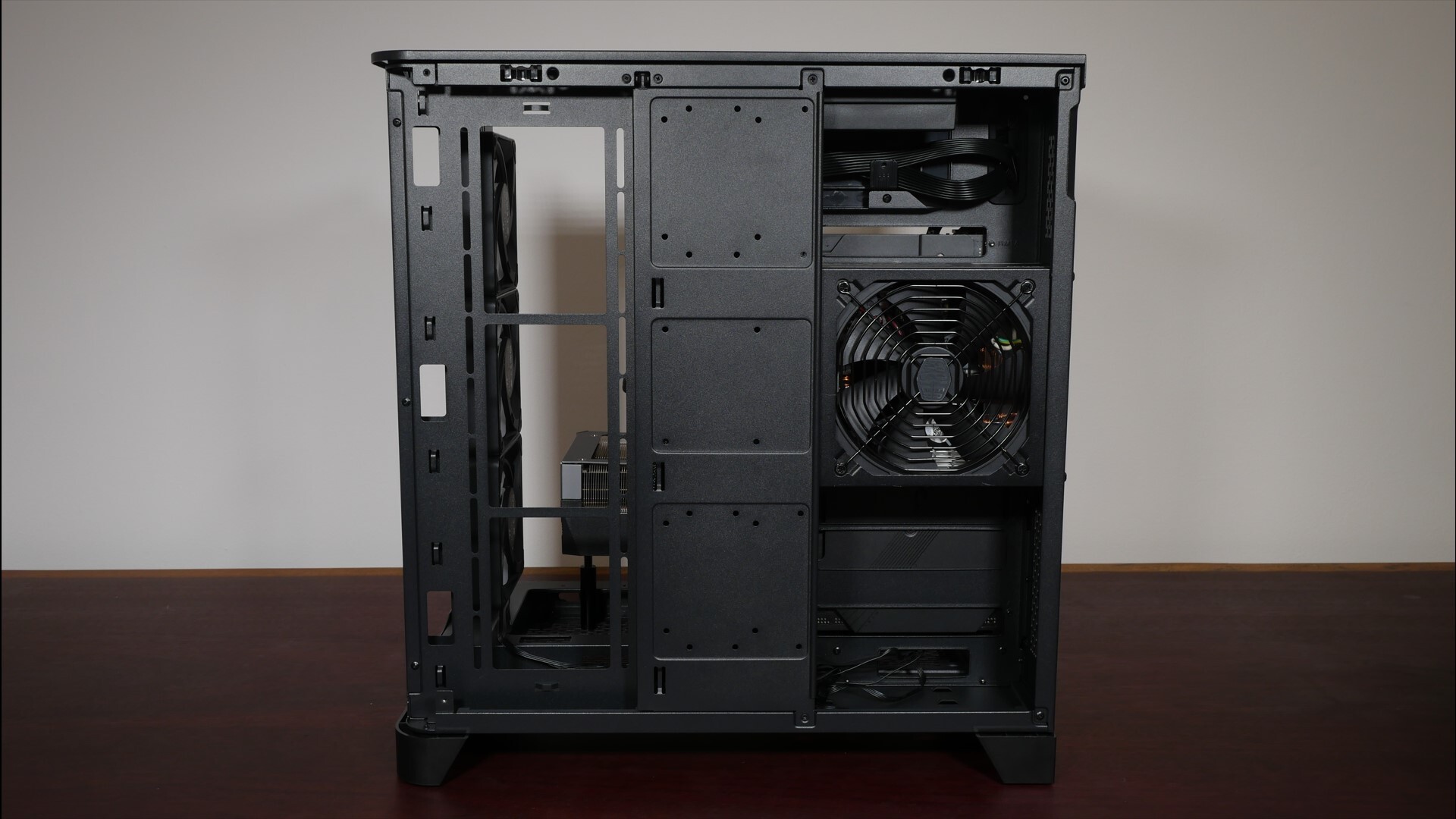Thermaltake View 390 Air  Cable Management (3)