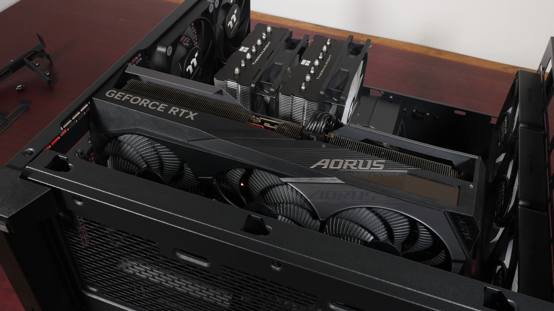 Thermaltake View 390 Air GPU Installation (1)