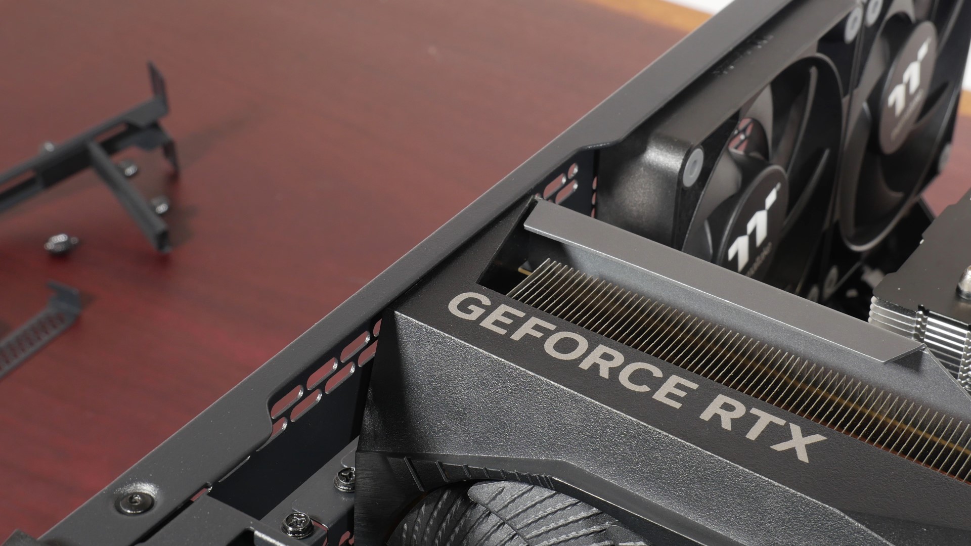 Thermaltake View 390 Air GPU Installation (2)
