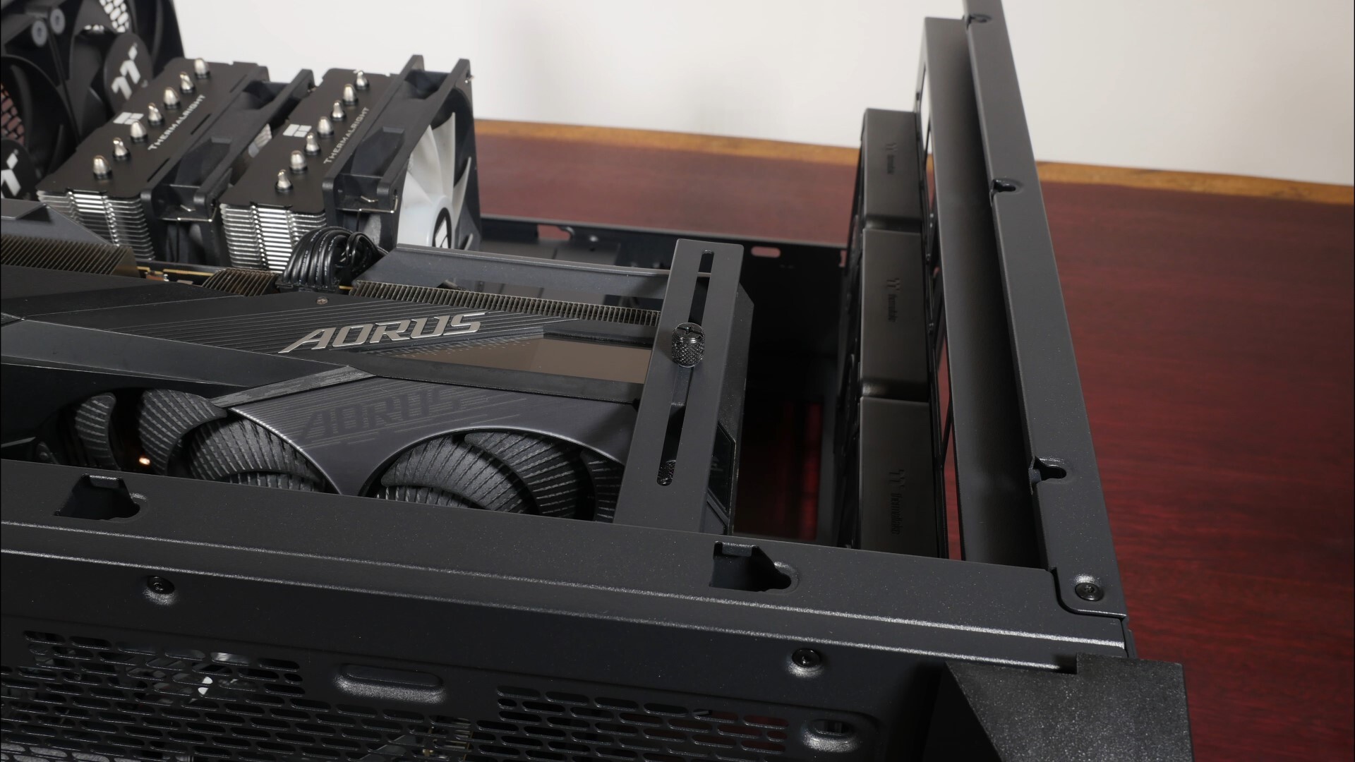 Thermaltake View 390 Air GPU Installation (3)