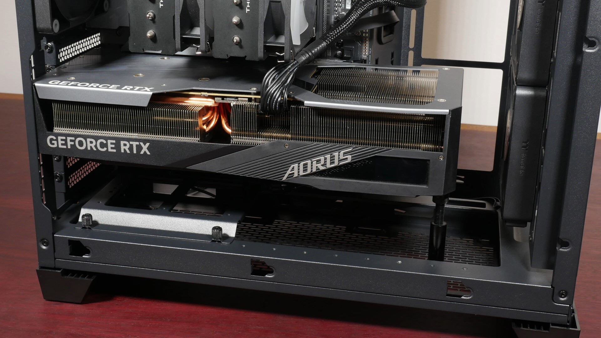 Thermaltake View 390 Air GPU Installation (4)