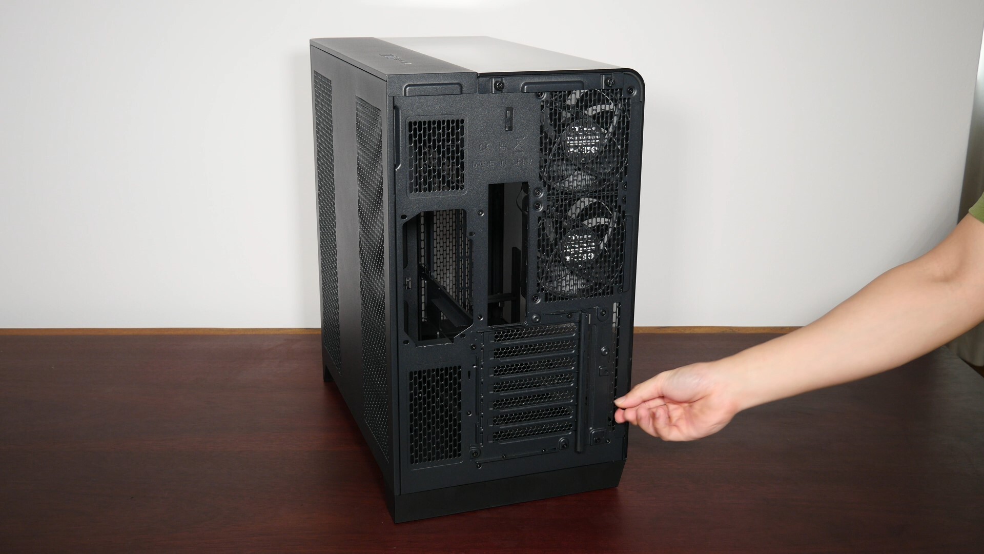 Thermaltake View 390 Air Panel Removal (1)