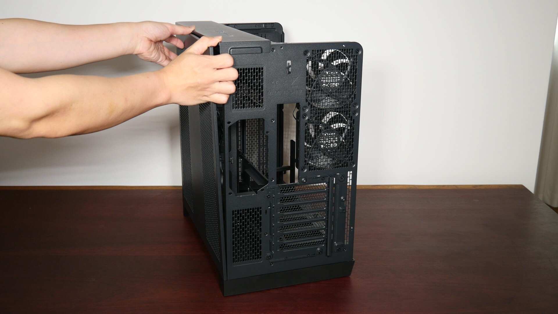 Thermaltake View 390 Air Panel Removal (2)