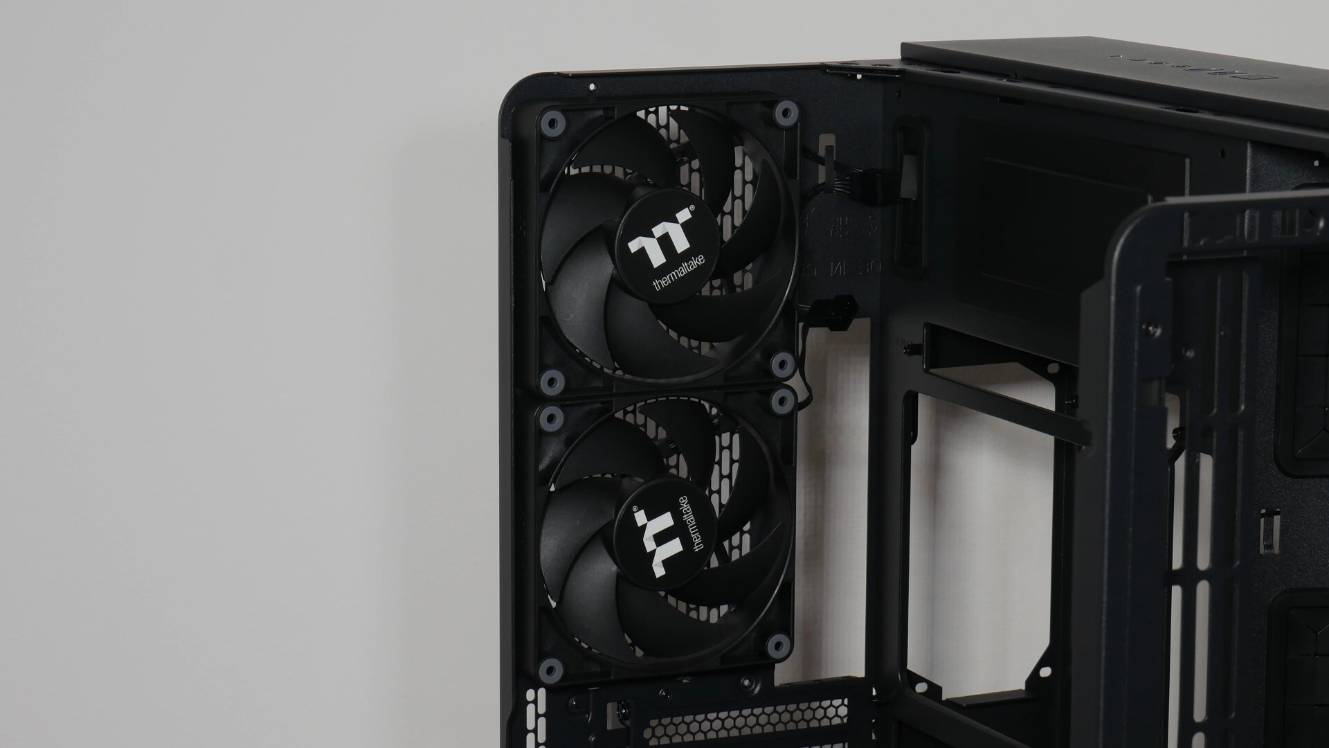 Thermaltake View 390 Air Preinstalled Fans (1)