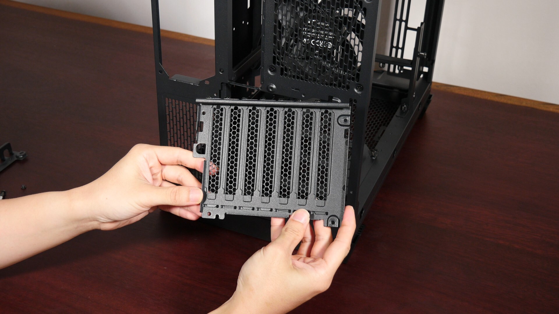Thermaltake View 390 Air Repositionable Expansion Slot Bracket (1)