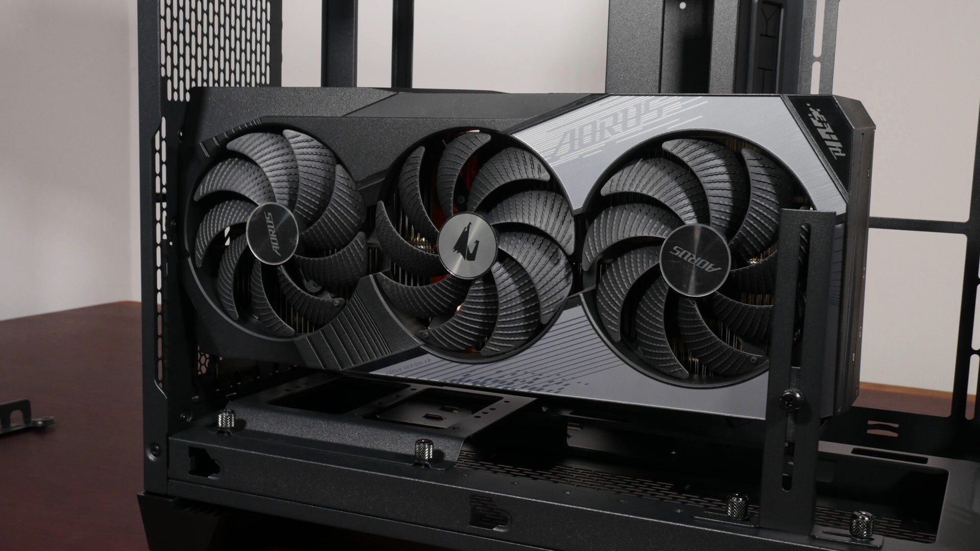 Thermaltake View 390 Air Vertical GPU Mounting (1)