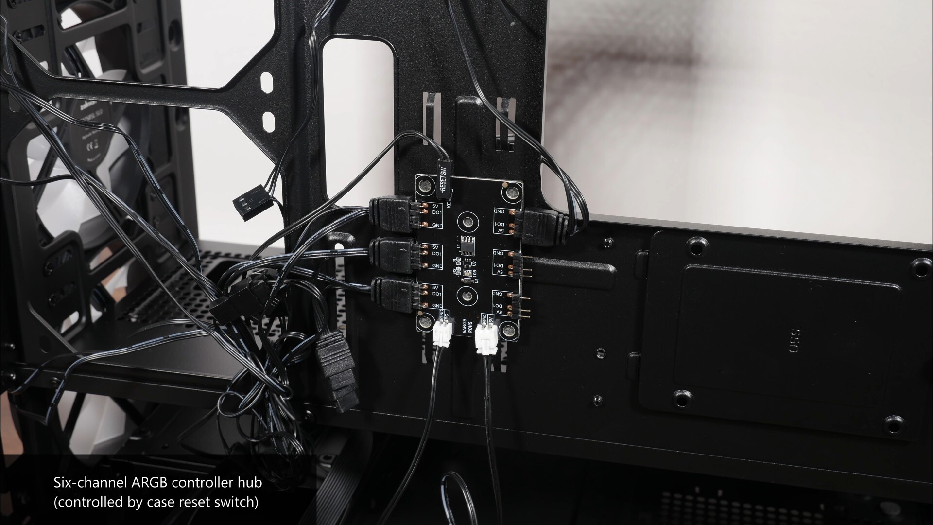 Zalman M5 ARGB Hub (1)