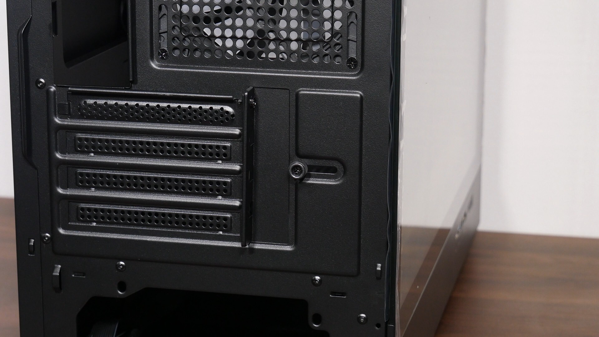 Zalman M5 Expansion Slot Openings