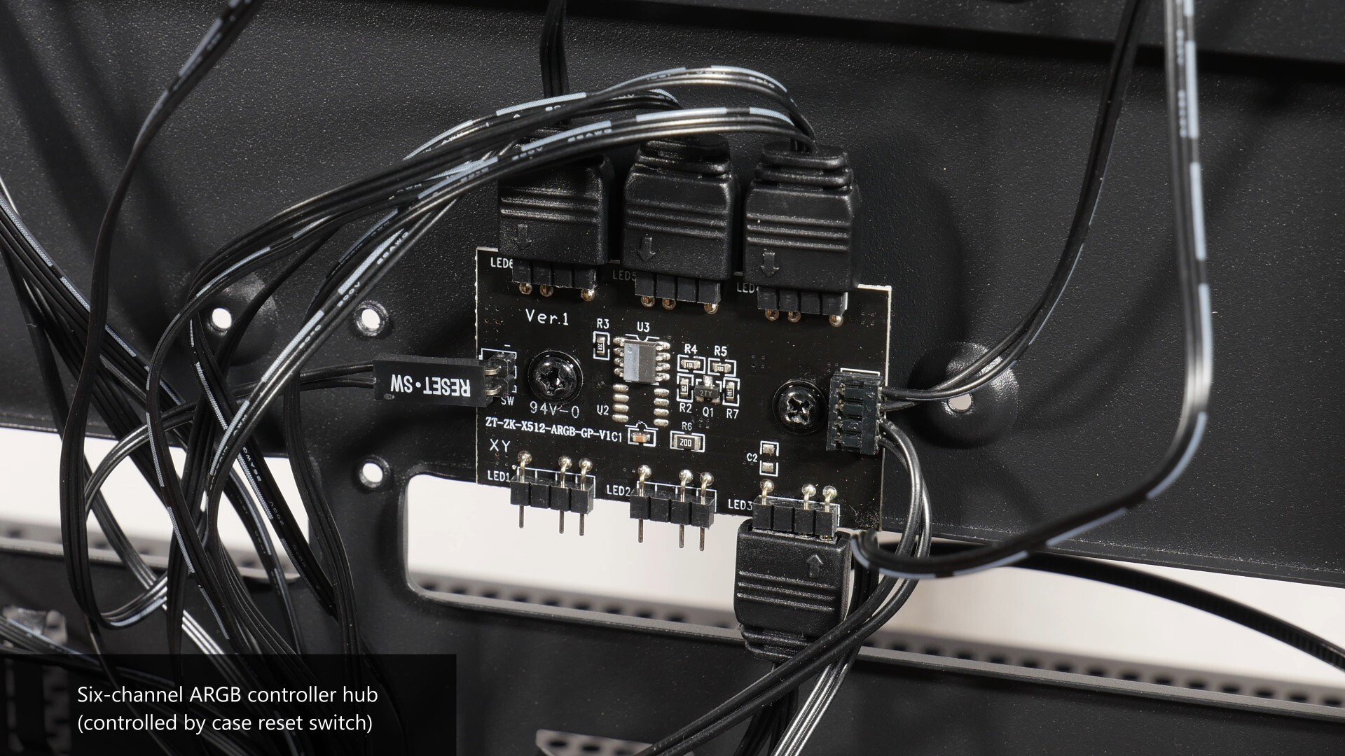 Zalman P40 DS ARGB Hub (1)
